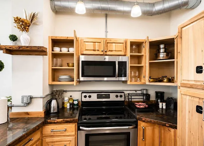 South Side Flats Gem - Near Downtown