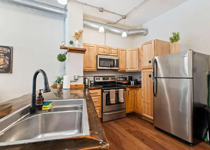 South Side Flats Gem - Near Downtown *